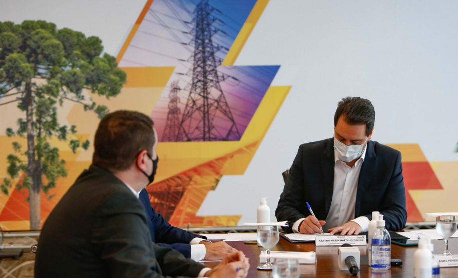 A Copel vai investir R$ 34,6 milhões em quatro projetos de Pesquisa e Desenvolvimento (P&D) na área de armazenamento de energia elétrica no Paraná.
A ordem de serviço para o início das intervenções foi assinada nesta quarta-feira (02), no Palácio Iguaçu, pelo governador Carlos Massa Ratinho Junior, pelo diretor-presidente da Copel, Daniel Pimentel Slaviero e pelo diretor da Aneel, Sandoval de Araújo Feitosa Neto. Foto: Jonathan Campos/AEN