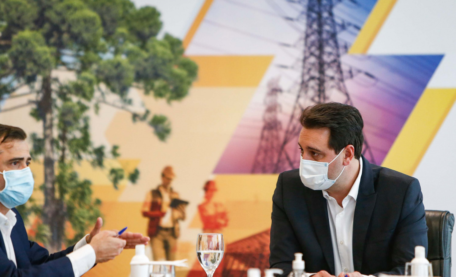 A Copel vai investir R$ 34,6 milhões em quatro projetos de Pesquisa e Desenvolvimento (P&D) na área de armazenamento de energia elétrica no Paraná.
A ordem de serviço para o início das intervenções foi assinada nesta quarta-feira (02), no Palácio Iguaçu, pelo governador Carlos Massa Ratinho Junior, pelo diretor-presidente da Copel, Daniel Pimentel Slaviero e pelo diretor da Aneel, Sandoval de Araújo Feitosa Neto. Foto: Jonathan Campos/AEN