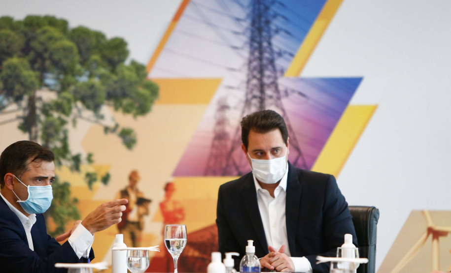 A Copel vai investir R$ 34,6 milhões em quatro projetos de Pesquisa e Desenvolvimento (P&D) na área de armazenamento de energia elétrica no Paraná.
A ordem de serviço para o início das intervenções foi assinada nesta quarta-feira (02), no Palácio Iguaçu, pelo governador Carlos Massa Ratinho Junior, pelo diretor-presidente da Copel, Daniel Pimentel Slaviero e pelo diretor da Aneel, Sandoval de Araújo Feitosa Neto. Foto: Jonathan Campos/AEN