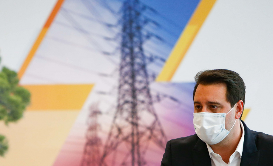 A Copel vai investir R$ 34,6 milhões em quatro projetos de Pesquisa e Desenvolvimento (P&D) na área de armazenamento de energia elétrica no Paraná.
A ordem de serviço para o início das intervenções foi assinada nesta quarta-feira (02), no Palácio Iguaçu, pelo governador Carlos Massa Ratinho Junior, pelo diretor-presidente da Copel, Daniel Pimentel Slaviero e pelo diretor da Aneel, Sandoval de Araújo Feitosa Neto. Foto: Jonathan Campos/AEN