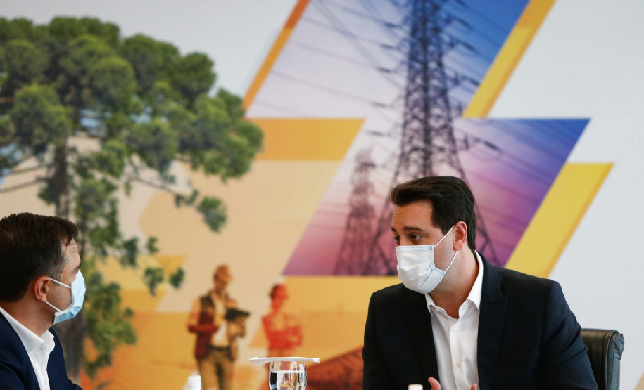 A Copel vai investir R$ 34,6 milhões em quatro projetos de Pesquisa e Desenvolvimento (P&D) na área de armazenamento de energia elétrica no Paraná.
A ordem de serviço para o início das intervenções foi assinada nesta quarta-feira (02), no Palácio Iguaçu, pelo governador Carlos Massa Ratinho Junior, pelo diretor-presidente da Copel, Daniel Pimentel Slaviero e pelo diretor da Aneel, Sandoval de Araújo Feitosa Neto. Foto: Jonathan Campos/AEN