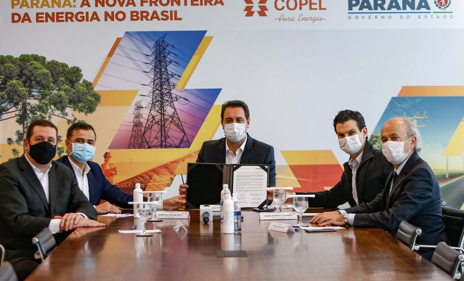 A Copel vai investir R$ 34,6 milhões em quatro projetos de Pesquisa e Desenvolvimento (P&D) na área de armazenamento de energia elétrica no Paraná.
A ordem de serviço para o início das intervenções foi assinada nesta quarta-feira (02), no Palácio Iguaçu, pelo governador Carlos Massa Ratinho Junior, pelo diretor-presidente da Copel, Daniel Pimentel Slaviero e pelo diretor da Aneel, Sandoval de Araújo Feitosa Neto. Foto: Jonathan Campos/AEN
