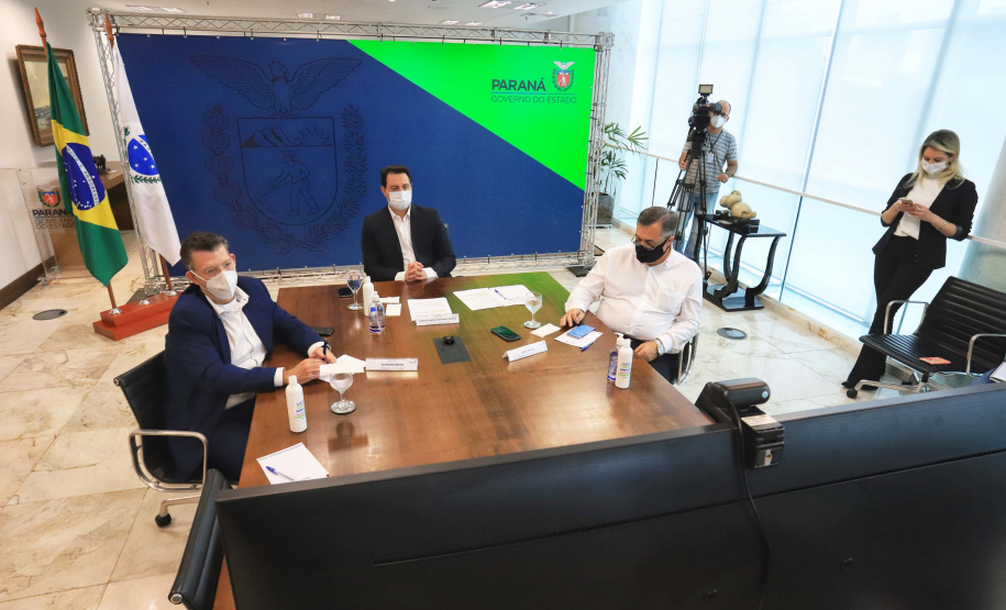 A Klabin, maior produtora e exportadora de papéis do País, doará ao Paraná mais de 95 mil medicamentos que compõem o kit intubação, utilizado para atendimento a pacientes com quadros graves de Covid-19. A doação foi anunciada nesta quarta-feira (2) em uma videoconferência realizada por diretores da empresa com o governador Carlos Massa Ratinho Junior. Foto: Jonathan Campos/AEN