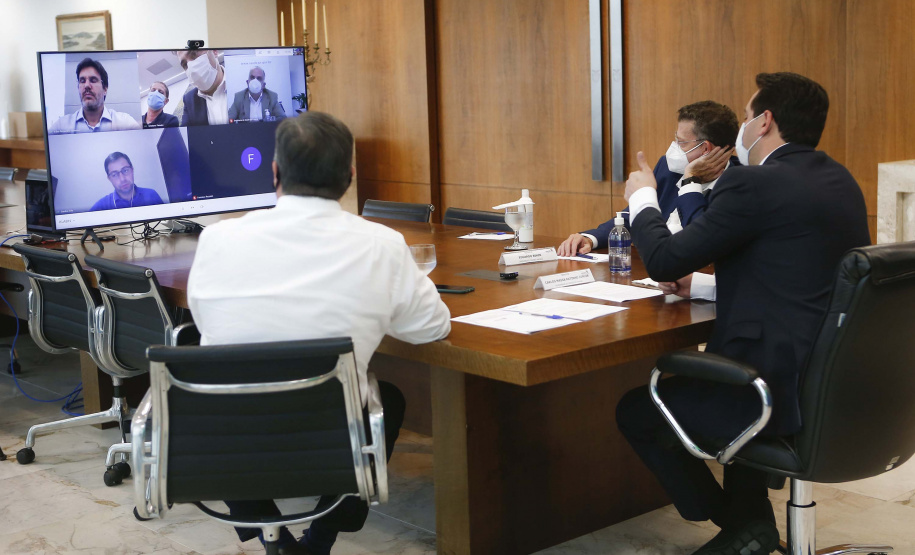 A Klabin, maior produtora e exportadora de papéis do País, doará ao Paraná mais de 95 mil medicamentos que compõem o kit intubação, utilizado para atendimento a pacientes com quadros graves de Covid-19. A doação foi anunciada nesta quarta-feira (2) em uma videoconferência realizada por diretores da empresa com o governador Carlos Massa Ratinho Junior. Foto: Jonathan Campos/AEN