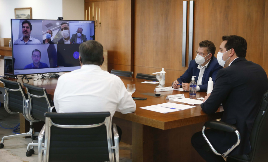 A Klabin, maior produtora e exportadora de papéis do País, doará ao Paraná mais de 95 mil medicamentos que compõem o kit intubação, utilizado para atendimento a pacientes com quadros graves de Covid-19. A doação foi anunciada nesta quarta-feira (2) em uma videoconferência realizada por diretores da empresa com o governador Carlos Massa Ratinho Junior. Foto: Jonathan Campos/AEN