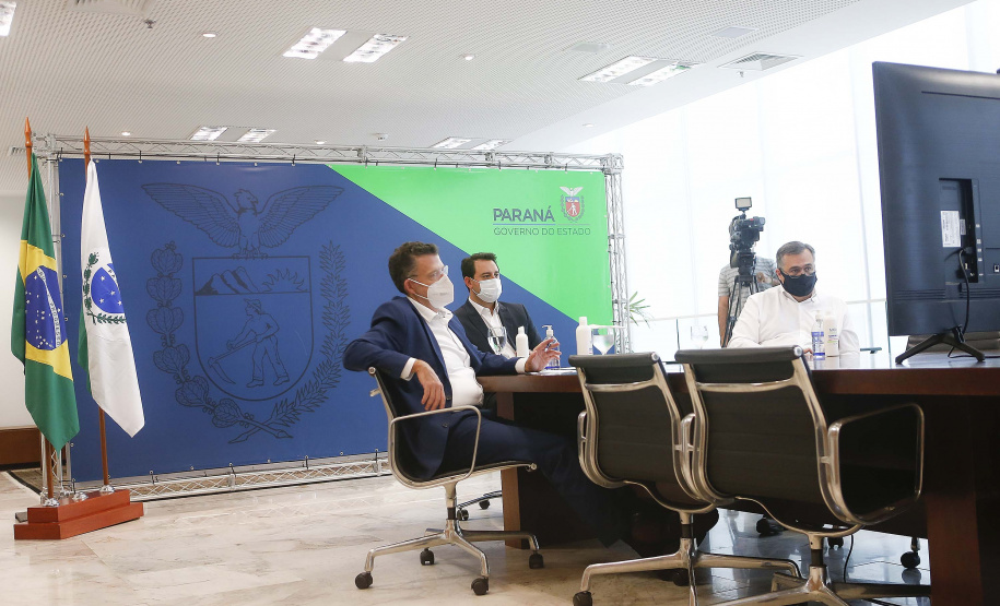 A Klabin, maior produtora e exportadora de papéis do País, doará ao Paraná mais de 95 mil medicamentos que compõem o kit intubação, utilizado para atendimento a pacientes com quadros graves de Covid-19. A doação foi anunciada nesta quarta-feira (2) em uma videoconferência realizada por diretores da empresa com o governador Carlos Massa Ratinho Junior. Foto: Jonathan Campos/AEN