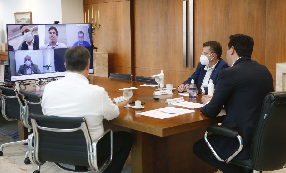 A Klabin, maior produtora e exportadora de papéis do País, doará ao Paraná mais de 95 mil medicamentos que compõem o kit intubação, utilizado para atendimento a pacientes com quadros graves de Covid-19. A doação foi anunciada nesta quarta-feira (2) em uma videoconferência realizada por diretores da empresa com o governador Carlos Massa Ratinho Junior. Foto: Jonathan Campos/AEN