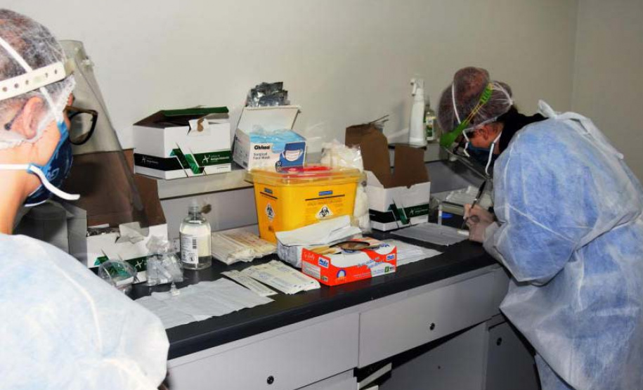 Paraná realiza estratégia de testagem para Covid-19 no aeroporto internacional Afonso Pena. Foto: Américo Antonio/SESA