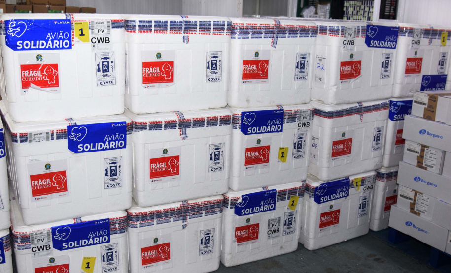 Paraná separa 137 mil doses da nova remessa para começar a vacinar população em geral.