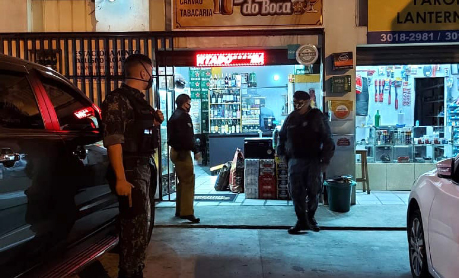 Um estabelecimento comercial foi fechado e 15 pessoas abordadas durante a operação da Ação Integrada de Fiscalização Urbana (AIFU) nesta quarta-feira (02/06), em Curitiba. Em uma das abordagens, no bairro Sítio Cercado, os policiais militares apreenderam 30 essências de narguilé. As ações de prevenção a aglomerações e demais infrações de medidas sanitárias seguem em andamento durante o feriado. - curitiba, 03/06/2021 - Foto: SESP/PR