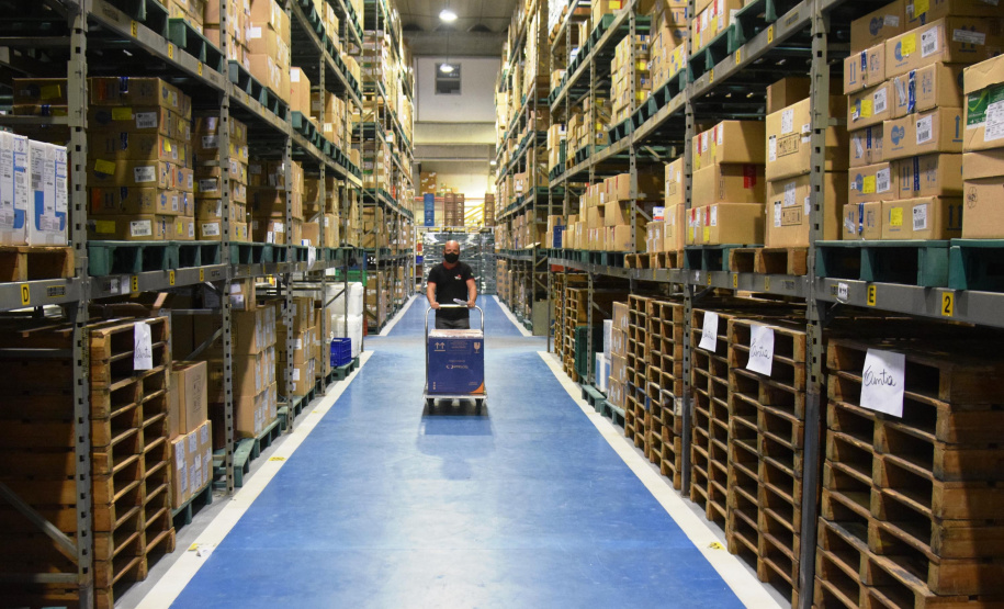 Mais uma leva de vacina Cominarty, produzida pela Pfizer/BioNTech, chegou ao Paraná nesta quinta-feira (3). O lote de 37.440 doses foi recebido às 13h20 no Aeroporto Internacional Afonso Pena, em São José dos Pinhais, na Região Metropolitana de Curitiba, e seguiu para conferência no Centro de Medicamentos do Paraná (Cemepar), onde chegou às 13h50. - Curitiba, 03/06/2021 - Foto: Américo Antonio/SESA