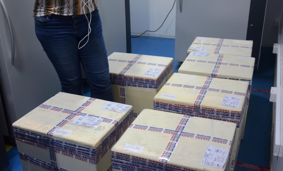 Mais uma leva de vacina Cominarty, produzida pela Pfizer/BioNTech, chegou ao Paraná nesta quinta-feira (3). O lote de 37.440 doses foi recebido às 13h20 no Aeroporto Internacional Afonso Pena, em São José dos Pinhais, na Região Metropolitana de Curitiba, e seguiu para conferência no Centro de Medicamentos do Paraná (Cemepar), onde chegou às 13h50. - Curitiba, 03/06/2021 - Foto: Américo Antonio/SESA