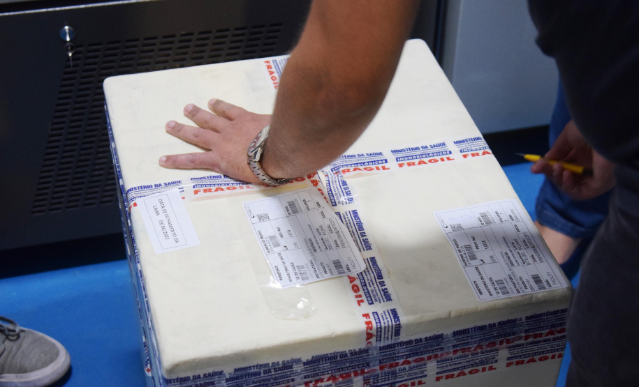 Mais uma leva de vacina Cominarty, produzida pela Pfizer/BioNTech, chegou ao Paraná nesta quinta-feira (3). O lote de 37.440 doses foi recebido às 13h20 no Aeroporto Internacional Afonso Pena, em São José dos Pinhais, na Região Metropolitana de Curitiba, e seguiu para conferência no Centro de Medicamentos do Paraná (Cemepar), onde chegou às 13h50. - Curitiba, 03/06/2021 - Foto: Américo Antonio/SESA