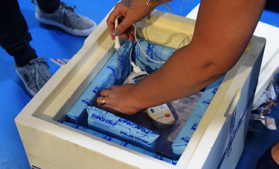 Mais uma leva de vacina Cominarty, produzida pela Pfizer/BioNTech, chegou ao Paraná nesta quinta-feira (3). O lote de 37.440 doses foi recebido às 13h20 no Aeroporto Internacional Afonso Pena, em São José dos Pinhais, na Região Metropolitana de Curitiba, e seguiu para conferência no Centro de Medicamentos do Paraná (Cemepar), onde chegou às 13h50. - Curitiba, 03/06/2021 - Foto: Américo Antonio/SESA