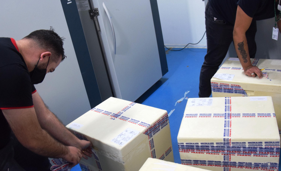 Mais uma leva de vacina Cominarty, produzida pela Pfizer/BioNTech, chegou ao Paraná nesta quinta-feira (3). O lote de 37.440 doses foi recebido às 13h20 no Aeroporto Internacional Afonso Pena, em São José dos Pinhais, na Região Metropolitana de Curitiba, e seguiu para conferência no Centro de Medicamentos do Paraná (Cemepar), onde chegou às 13h50. - Curitiba, 03/06/2021 - Foto: Américo Antonio/SESA