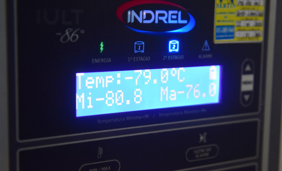 Mais uma leva de vacina Cominarty, produzida pela Pfizer/BioNTech, chegou ao Paraná nesta quinta-feira (3). O lote de 37.440 doses foi recebido às 13h20 no Aeroporto Internacional Afonso Pena, em São José dos Pinhais, na Região Metropolitana de Curitiba, e seguiu para conferência no Centro de Medicamentos do Paraná (Cemepar), onde chegou às 13h50. - Curitiba, 03/06/2021 - Foto: Américo Antonio/SESA