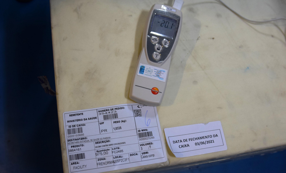 Mais uma leva de vacina Cominarty, produzida pela Pfizer/BioNTech, chegou ao Paraná nesta quinta-feira (3). O lote de 37.440 doses foi recebido às 13h20 no Aeroporto Internacional Afonso Pena, em São José dos Pinhais, na Região Metropolitana de Curitiba, e seguiu para conferência no Centro de Medicamentos do Paraná (Cemepar), onde chegou às 13h50. - Curitiba, 03/06/2021 - Foto: Américo Antonio/SESA