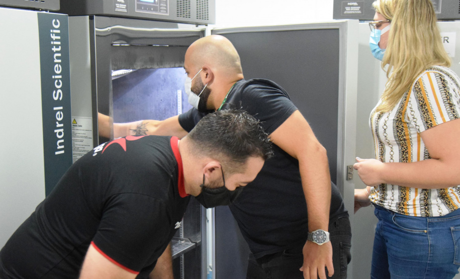 Mais uma leva de vacina Cominarty, produzida pela Pfizer/BioNTech, chegou ao Paraná nesta quinta-feira (3). O lote de 37.440 doses foi recebido às 13h20 no Aeroporto Internacional Afonso Pena, em São José dos Pinhais, na Região Metropolitana de Curitiba, e seguiu para conferência no Centro de Medicamentos do Paraná (Cemepar), onde chegou às 13h50. - Curitiba, 03/06/2021 - Foto: Américo Antonio/SESA