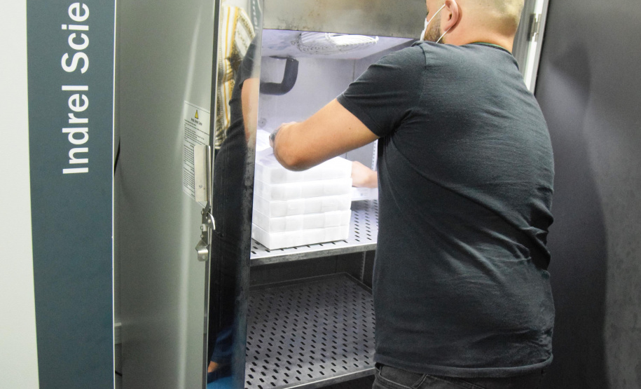 Mais uma leva de vacina Cominarty, produzida pela Pfizer/BioNTech, chegou ao Paraná nesta quinta-feira (3). O lote de 37.440 doses foi recebido às 13h20 no Aeroporto Internacional Afonso Pena, em São José dos Pinhais, na Região Metropolitana de Curitiba, e seguiu para conferência no Centro de Medicamentos do Paraná (Cemepar), onde chegou às 13h50. - Curitiba, 03/06/2021 - Foto: Américo Antonio/SESA