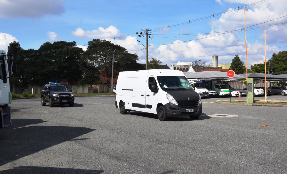 Mais uma leva de vacina Cominarty, produzida pela Pfizer/BioNTech, chegou ao Paraná nesta quinta-feira (3). O lote de 37.440 doses foi recebido às 13h20 no Aeroporto Internacional Afonso Pena, em São José dos Pinhais, na Região Metropolitana de Curitiba, e seguiu para conferência no Centro de Medicamentos do Paraná (Cemepar), onde chegou às 13h50. - Curitiba, 03/06/2021 - Foto: Américo Antonio/SESA