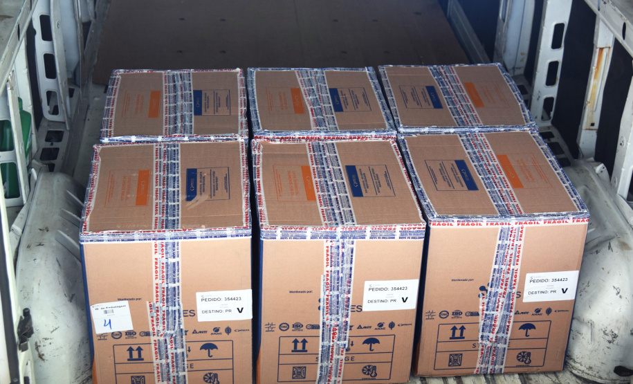 Mais uma leva de vacina Cominarty, produzida pela Pfizer/BioNTech, chegou ao Paraná nesta quinta-feira (3). O lote de 37.440 doses foi recebido às 13h20 no Aeroporto Internacional Afonso Pena, em São José dos Pinhais, na Região Metropolitana de Curitiba, e seguiu para conferência no Centro de Medicamentos do Paraná (Cemepar), onde chegou às 13h50. - Curitiba, 03/06/2021 - Foto: Américo Antonio/SESA