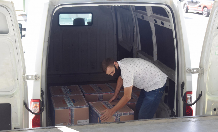 Mais uma leva de vacina Cominarty, produzida pela Pfizer/BioNTech, chegou ao Paraná nesta quinta-feira (3). O lote de 37.440 doses foi recebido às 13h20 no Aeroporto Internacional Afonso Pena, em São José dos Pinhais, na Região Metropolitana de Curitiba, e seguiu para conferência no Centro de Medicamentos do Paraná (Cemepar), onde chegou às 13h50. - Curitiba, 03/06/2021 - Foto: Américo Antonio/SESA