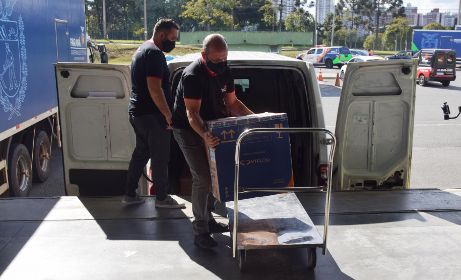 Mais uma leva de vacina Cominarty, produzida pela Pfizer/BioNTech, chegou ao Paraná nesta quinta-feira (3). O lote de 37.440 doses foi recebido às 13h20 no Aeroporto Internacional Afonso Pena, em São José dos Pinhais, na Região Metropolitana de Curitiba, e seguiu para conferência no Centro de Medicamentos do Paraná (Cemepar), onde chegou às 13h50. - Curitiba, 03/06/2021 - Foto: Américo Antonio/SESA