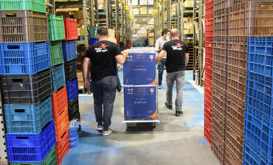 Mais uma leva de vacina Cominarty, produzida pela Pfizer/BioNTech, chegou ao Paraná nesta quinta-feira (3). O lote de 37.440 doses foi recebido às 13h20 no Aeroporto Internacional Afonso Pena, em São José dos Pinhais, na Região Metropolitana de Curitiba, e seguiu para conferência no Centro de Medicamentos do Paraná (Cemepar), onde chegou às 13h50. - Curitiba, 03/06/2021 - Foto: Américo Antonio/SESA