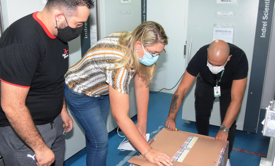 Mais uma leva de vacina Cominarty, produzida pela Pfizer/BioNTech, chegou ao Paraná nesta quinta-feira (3). O lote de 37.440 doses foi recebido às 13h20 no Aeroporto Internacional Afonso Pena, em São José dos Pinhais, na Região Metropolitana de Curitiba, e seguiu para conferência no Centro de Medicamentos do Paraná (Cemepar), onde chegou às 13h50. - Curitiba, 03/06/2021 - Foto: Américo Antonio/SESA