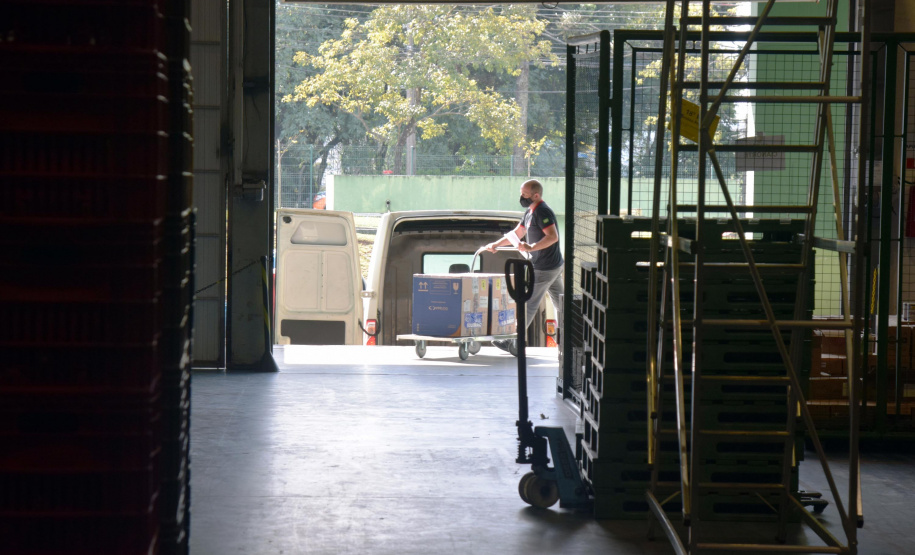 Mais uma leva de vacina Cominarty, produzida pela Pfizer/BioNTech, chegou ao Paraná nesta quinta-feira (3). O lote de 37.440 doses foi recebido às 13h20 no Aeroporto Internacional Afonso Pena, em São José dos Pinhais, na Região Metropolitana de Curitiba, e seguiu para conferência no Centro de Medicamentos do Paraná (Cemepar), onde chegou às 13h50. - Curitiba, 03/06/2021 - Foto: Américo Antonio/SESA