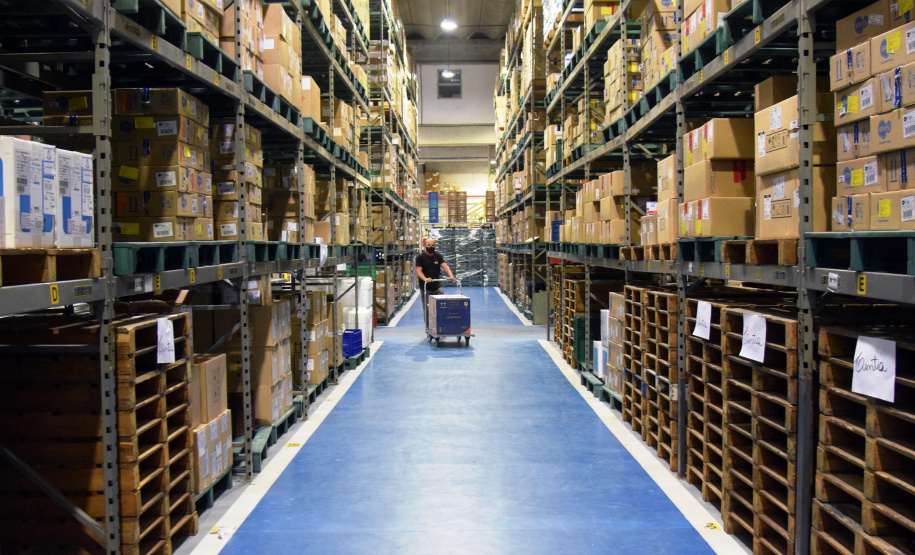 Mais uma leva de vacina Cominarty, produzida pela Pfizer/BioNTech, chegou ao Paraná nesta quinta-feira (3). O lote de 37.440 doses foi recebido às 13h20 no Aeroporto Internacional Afonso Pena, em São José dos Pinhais, na Região Metropolitana de Curitiba, e seguiu para conferência no Centro de Medicamentos do Paraná (Cemepar), onde chegou às 13h50. - Curitiba, 03/06/2021 - Foto: Américo Antonio/SESA