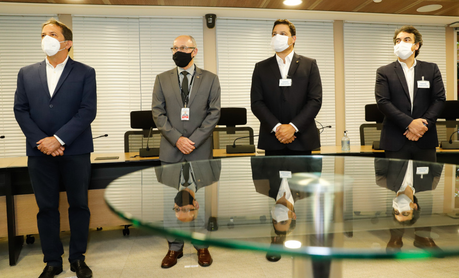 O secretário da Infraestrutura e Logística do Paraná, Sandro Alex, recebeu nesta quarta-feira (02) no Centro Executivo da Itaipu Binacional em Foz do Iguaçu, o projeto executivo para a duplicação da BR-469. - Foz do Iguaçu, 03/06/2021 - Foto: Rodrigo Félix Leal/INFRAESTRUTURA