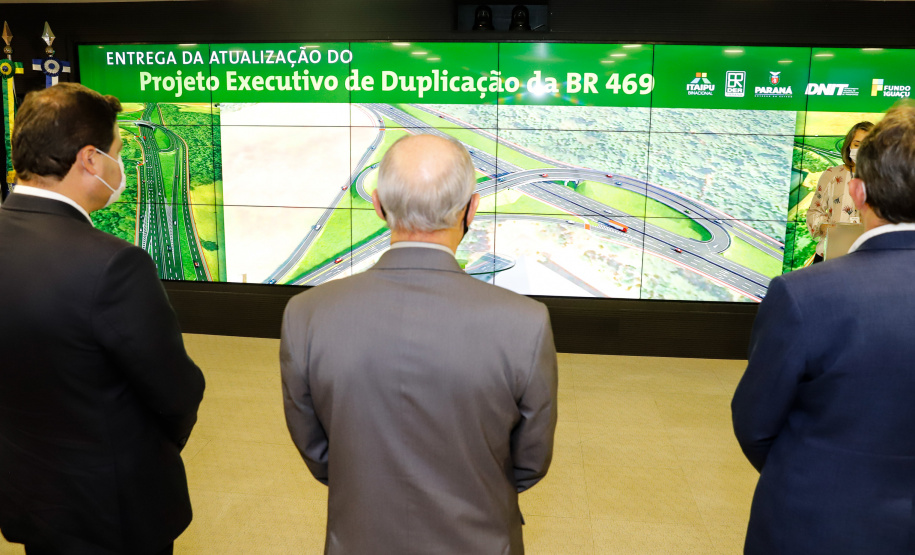 O secretário da Infraestrutura e Logística do Paraná, Sandro Alex, recebeu nesta quarta-feira (02) no Centro Executivo da Itaipu Binacional em Foz do Iguaçu, o projeto executivo para a duplicação da BR-469. - Foz do Iguaçu, 03/06/2021 - Foto: Rodrigo Félix Leal/INFRAESTRUTURA