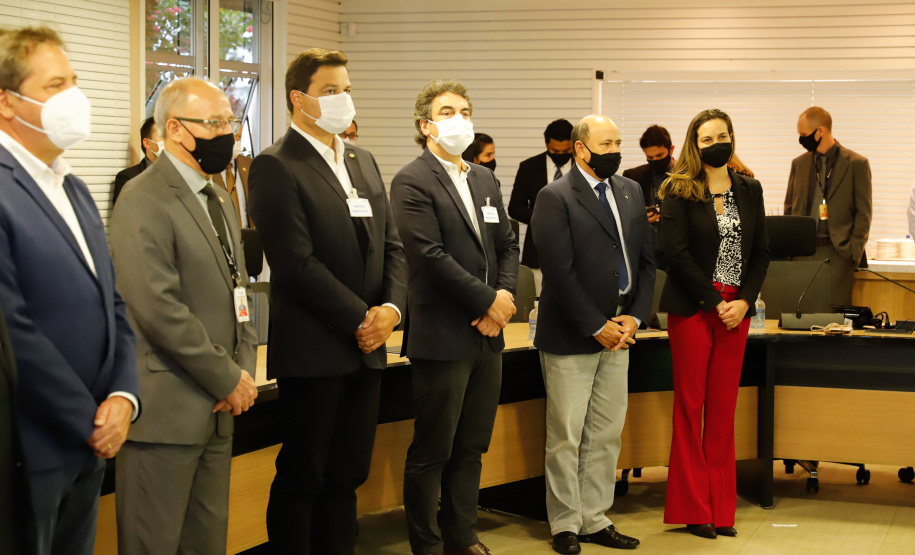 O secretário da Infraestrutura e Logística do Paraná, Sandro Alex, recebeu nesta quarta-feira (02) no Centro Executivo da Itaipu Binacional em Foz do Iguaçu, o projeto executivo para a duplicação da BR-469. - Foz do Iguaçu, 03/06/2021 - Foto: Rodrigo Félix Leal/INFRAESTRUTURA