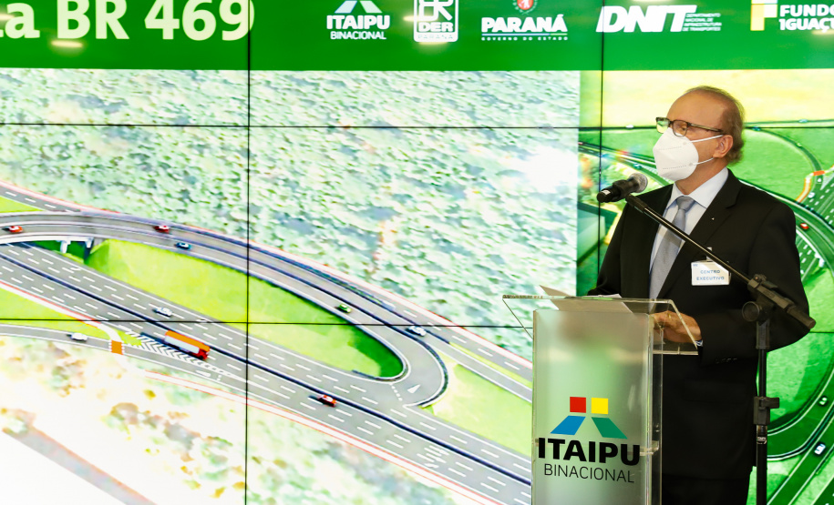 O secretário da Infraestrutura e Logística do Paraná, Sandro Alex, recebeu nesta quarta-feira (02) no Centro Executivo da Itaipu Binacional em Foz do Iguaçu, o projeto executivo para a duplicação da BR-469. - Foz do Iguaçu, 03/06/2021 - Foto: Rodrigo Félix Leal/INFRAESTRUTURA