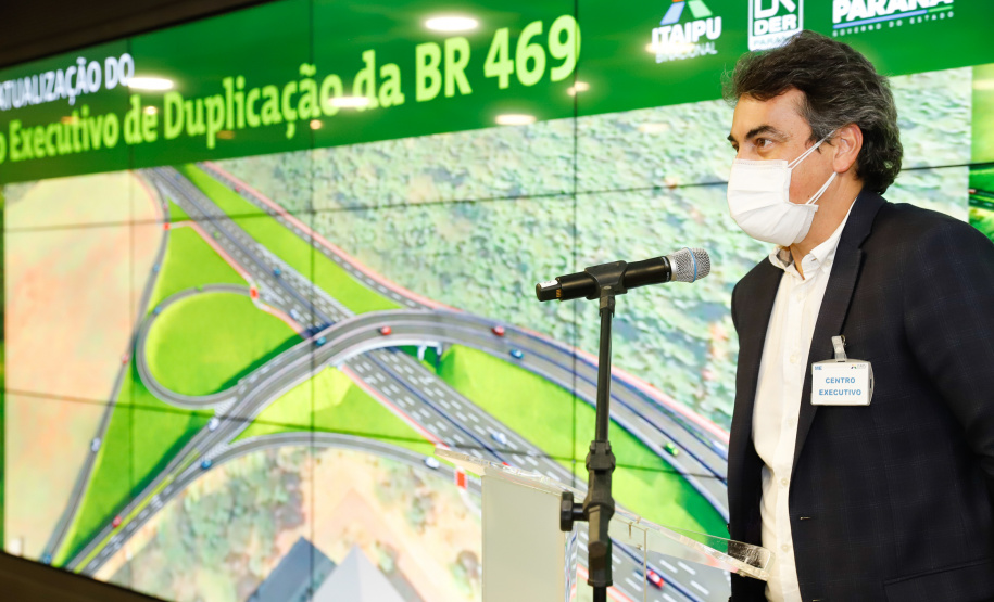 O secretário da Infraestrutura e Logística do Paraná, Sandro Alex, recebeu nesta quarta-feira (02) no Centro Executivo da Itaipu Binacional em Foz do Iguaçu, o projeto executivo para a duplicação da BR-469. - Foz do Iguaçu, 03/06/2021 - Foto: Rodrigo Félix Leal/INFRAESTRUTURA