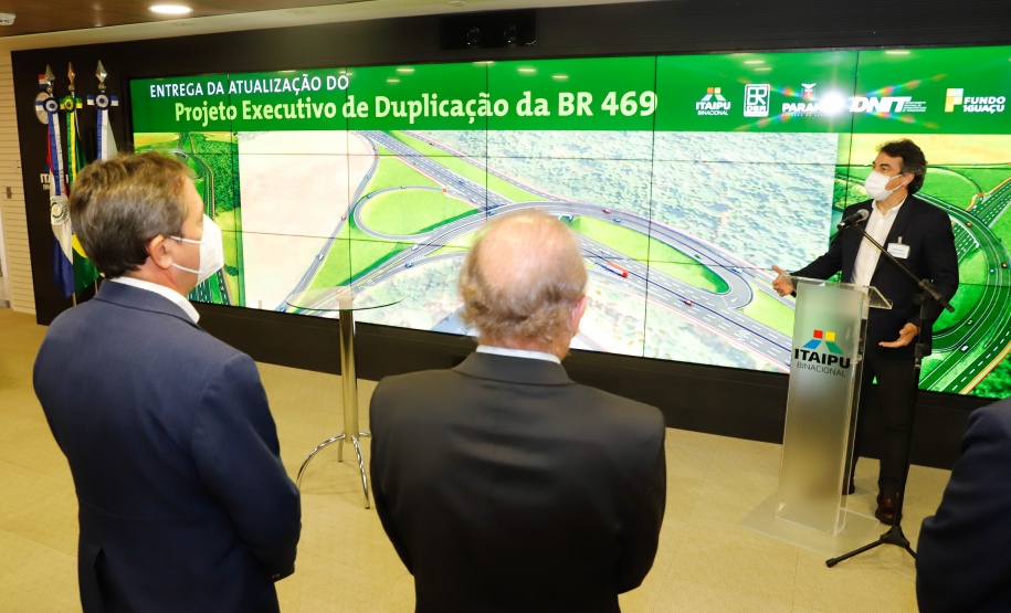 O secretário da Infraestrutura e Logística do Paraná, Sandro Alex, recebeu nesta quarta-feira (02) no Centro Executivo da Itaipu Binacional em Foz do Iguaçu, o projeto executivo para a duplicação da BR-469. - Foz do Iguaçu, 03/06/2021 - Foto: Rodrigo Félix Leal/INFRAESTRUTURA