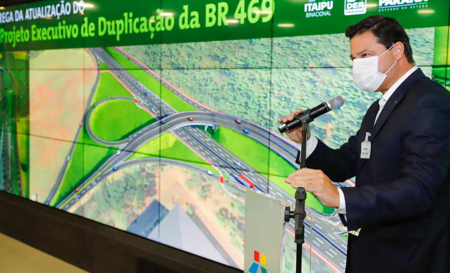 O secretário da Infraestrutura e Logística do Paraná, Sandro Alex, recebeu nesta quarta-feira (02) no Centro Executivo da Itaipu Binacional em Foz do Iguaçu, o projeto executivo para a duplicação da BR-469. - Foz do Iguaçu, 03/06/2021 - Foto: Rodrigo Félix Leal/INFRAESTRUTURA