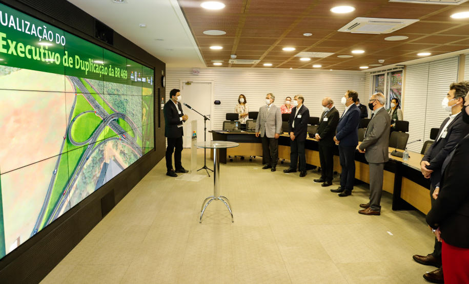 O secretário da Infraestrutura e Logística do Paraná, Sandro Alex, recebeu nesta quarta-feira (02) no Centro Executivo da Itaipu Binacional em Foz do Iguaçu, o projeto executivo para a duplicação da BR-469. - Foz do Iguaçu, 03/06/2021 - Foto: Rodrigo Félix Leal/INFRAESTRUTURA