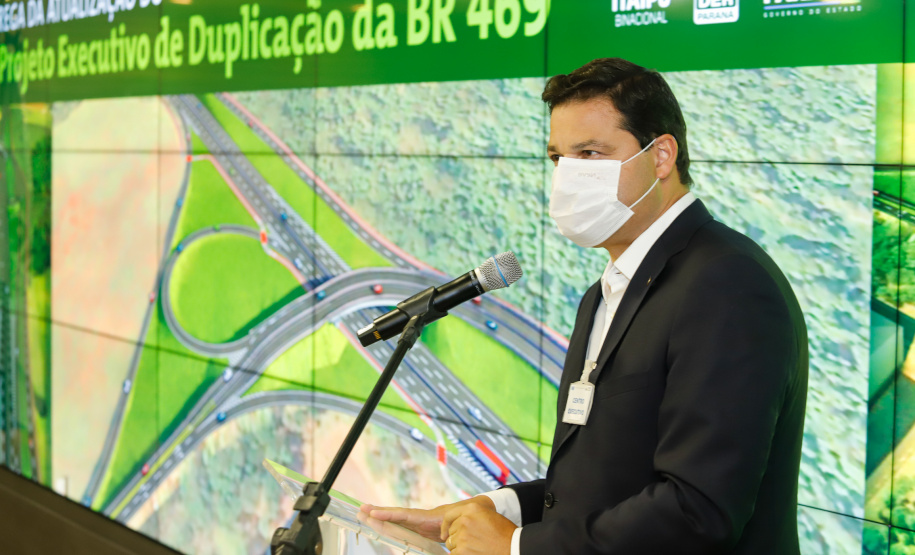 O secretário da Infraestrutura e Logística do Paraná, Sandro Alex, recebeu nesta quarta-feira (02) no Centro Executivo da Itaipu Binacional em Foz do Iguaçu, o projeto executivo para a duplicação da BR-469. - Foz do Iguaçu, 03/06/2021 - Foto: Rodrigo Félix Leal/INFRAESTRUTURA