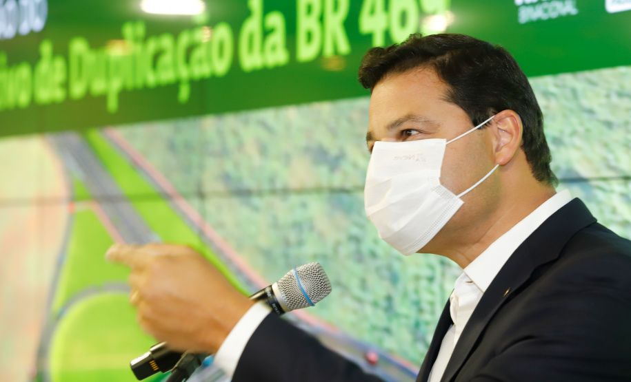 O secretário da Infraestrutura e Logística do Paraná, Sandro Alex, recebeu nesta quarta-feira (02) no Centro Executivo da Itaipu Binacional em Foz do Iguaçu, o projeto executivo para a duplicação da BR-469. - Foz do Iguaçu, 03/06/2021 - Foto: Rodrigo Félix Leal/INFRAESTRUTURA