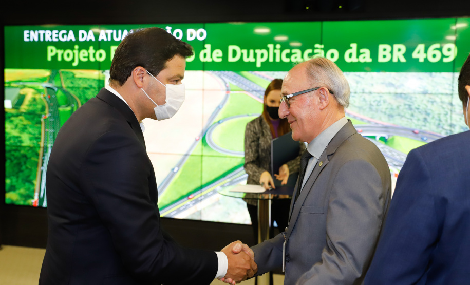 O secretário da Infraestrutura e Logística do Paraná, Sandro Alex, recebeu nesta quarta-feira (02) no Centro Executivo da Itaipu Binacional em Foz do Iguaçu, o projeto executivo para a duplicação da BR-469. - Foz do Iguaçu, 03/06/2021 - Foto: Rodrigo Félix Leal/INFRAESTRUTURA