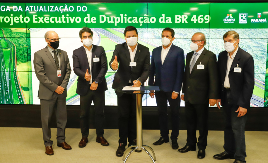 O secretário da Infraestrutura e Logística do Paraná, Sandro Alex, recebeu nesta quarta-feira (02) no Centro Executivo da Itaipu Binacional em Foz do Iguaçu, o projeto executivo para a duplicação da BR-469. - Foz do Iguaçu, 03/06/2021 - Foto: Rodrigo Félix Leal/INFRAESTRUTURA