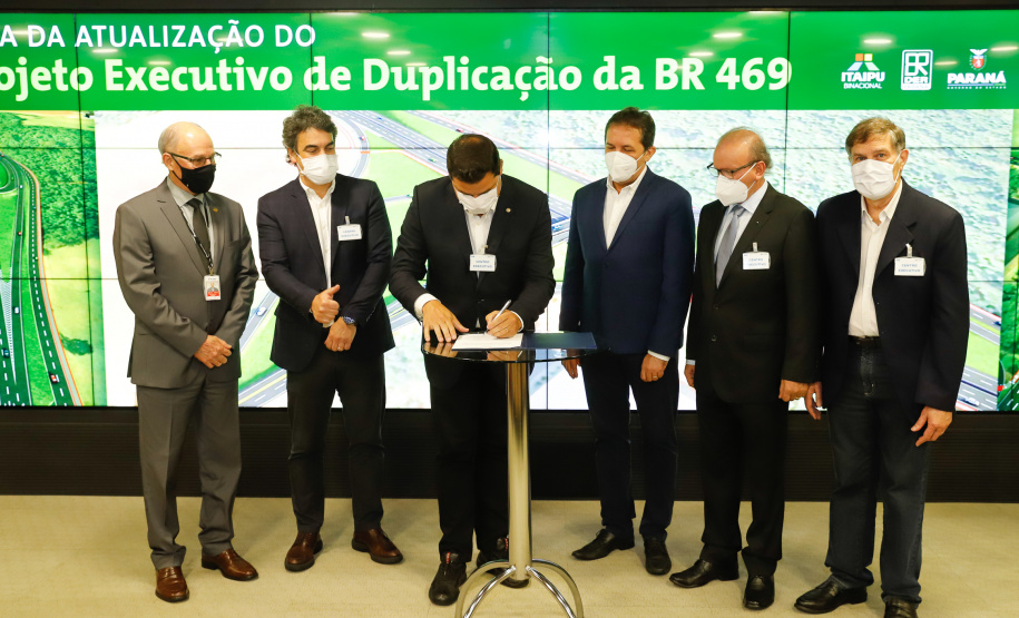 O secretário da Infraestrutura e Logística do Paraná, Sandro Alex, recebeu nesta quarta-feira (02) no Centro Executivo da Itaipu Binacional em Foz do Iguaçu, o projeto executivo para a duplicação da BR-469. - Foz do Iguaçu, 03/06/2021 - Foto: Rodrigo Félix Leal/INFRAESTRUTURA