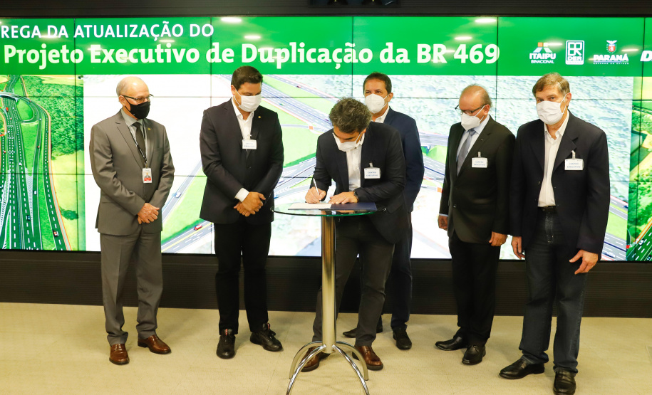 O secretário da Infraestrutura e Logística do Paraná, Sandro Alex, recebeu nesta quarta-feira (02) no Centro Executivo da Itaipu Binacional em Foz do Iguaçu, o projeto executivo para a duplicação da BR-469. - Foz do Iguaçu, 03/06/2021 - Foto: Rodrigo Félix Leal/INFRAESTRUTURA