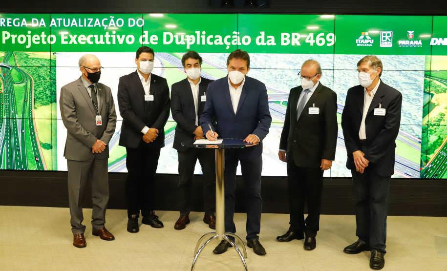 O secretário da Infraestrutura e Logística do Paraná, Sandro Alex, recebeu nesta quarta-feira (02) no Centro Executivo da Itaipu Binacional em Foz do Iguaçu, o projeto executivo para a duplicação da BR-469. - Foz do Iguaçu, 03/06/2021 - Foto: Rodrigo Félix Leal/INFRAESTRUTURA
