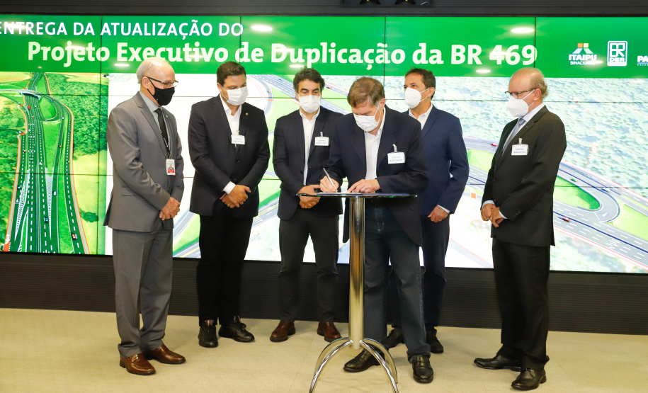 O secretário da Infraestrutura e Logística do Paraná, Sandro Alex, recebeu nesta quarta-feira (02) no Centro Executivo da Itaipu Binacional em Foz do Iguaçu, o projeto executivo para a duplicação da BR-469. - Foz do Iguaçu, 03/06/2021 - Foto: Rodrigo Félix Leal/INFRAESTRUTURA