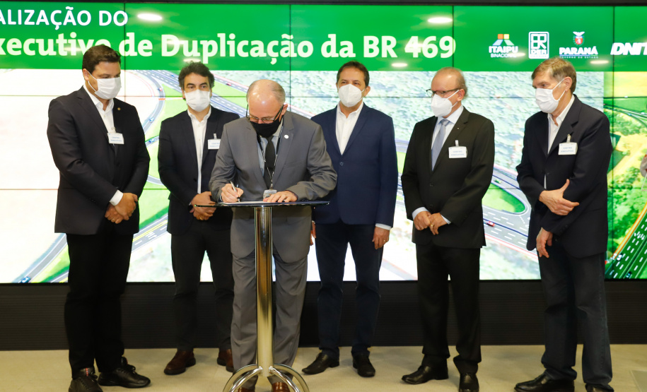 O secretário da Infraestrutura e Logística do Paraná, Sandro Alex, recebeu nesta quarta-feira (02) no Centro Executivo da Itaipu Binacional em Foz do Iguaçu, o projeto executivo para a duplicação da BR-469. - Foz do Iguaçu, 03/06/2021 - Foto: Rodrigo Félix Leal/INFRAESTRUTURA