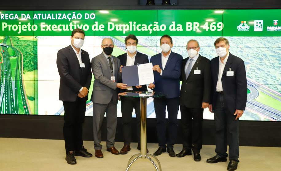 O secretário da Infraestrutura e Logística do Paraná, Sandro Alex, recebeu nesta quarta-feira (02) no Centro Executivo da Itaipu Binacional em Foz do Iguaçu, o projeto executivo para a duplicação da BR-469. - Foz do Iguaçu, 03/06/2021 - Foto: Rodrigo Félix Leal/INFRAESTRUTURA