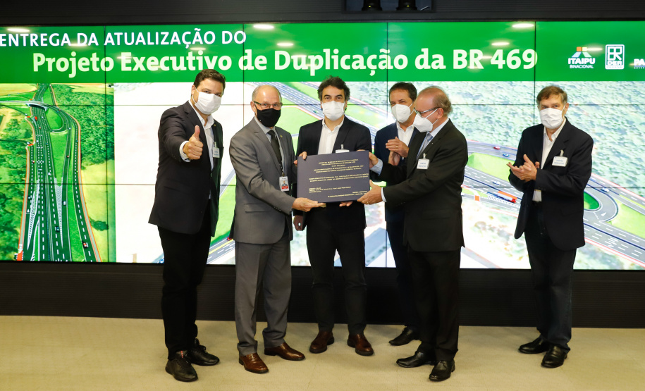 O secretário da Infraestrutura e Logística do Paraná, Sandro Alex, recebeu nesta quarta-feira (02) no Centro Executivo da Itaipu Binacional em Foz do Iguaçu, o projeto executivo para a duplicação da BR-469. - Foz do Iguaçu, 03/06/2021 - Foto: Rodrigo Félix Leal/INFRAESTRUTURA